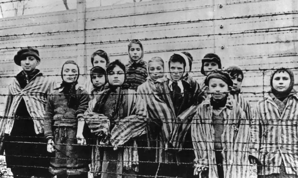Fotografie alb-negru cu copii la Auschwitz.