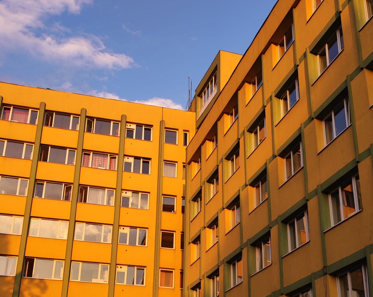Clădire galben cu detalii verzi