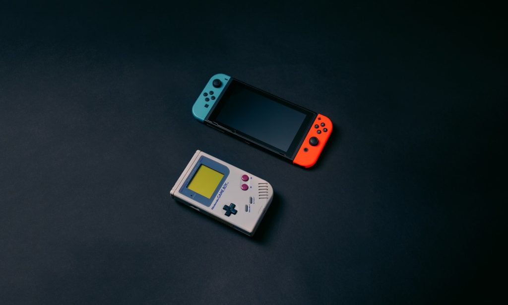 Console portabile Nintendo Game Boy și Nintendo Switch