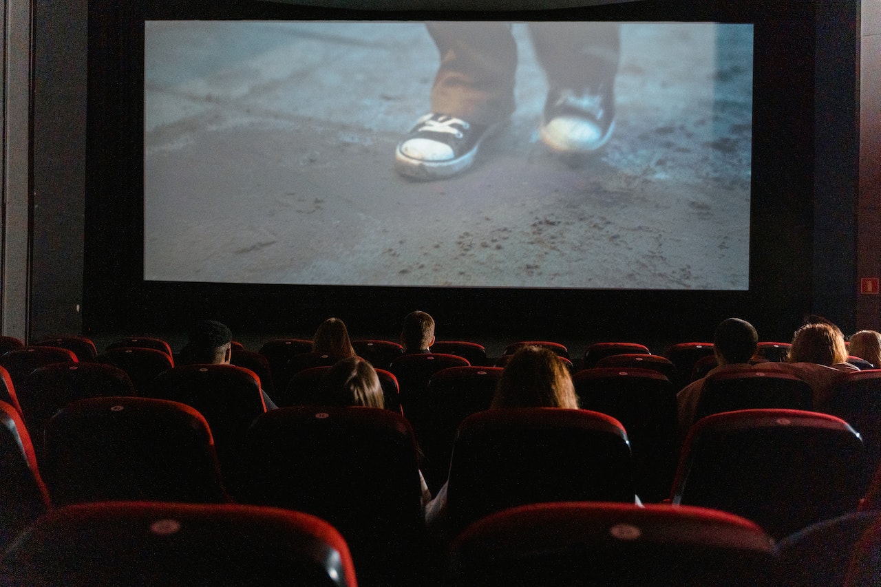 Oameni care vizionează un film la cinema