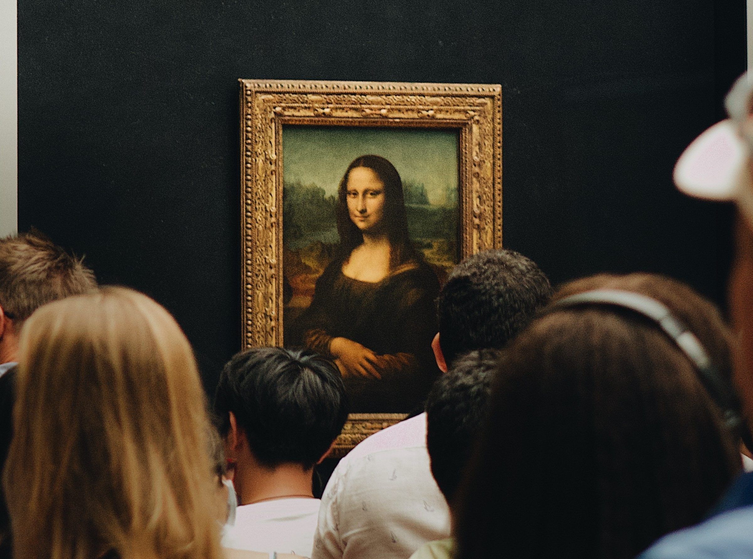 oameni privind pictura Mona Lisa