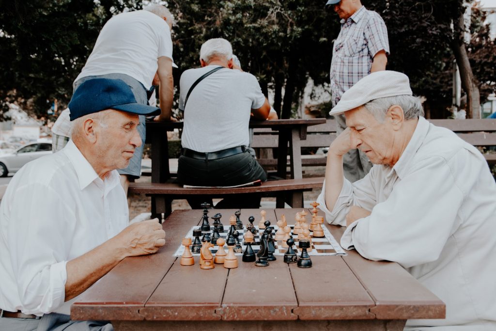 Doi oameni jucând șah