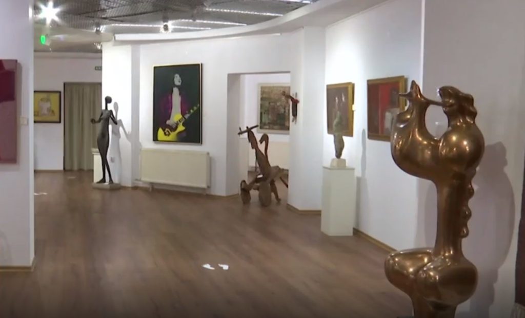 Interiorul muzeului de artă, unde sunt expuse picturi și sculpturi