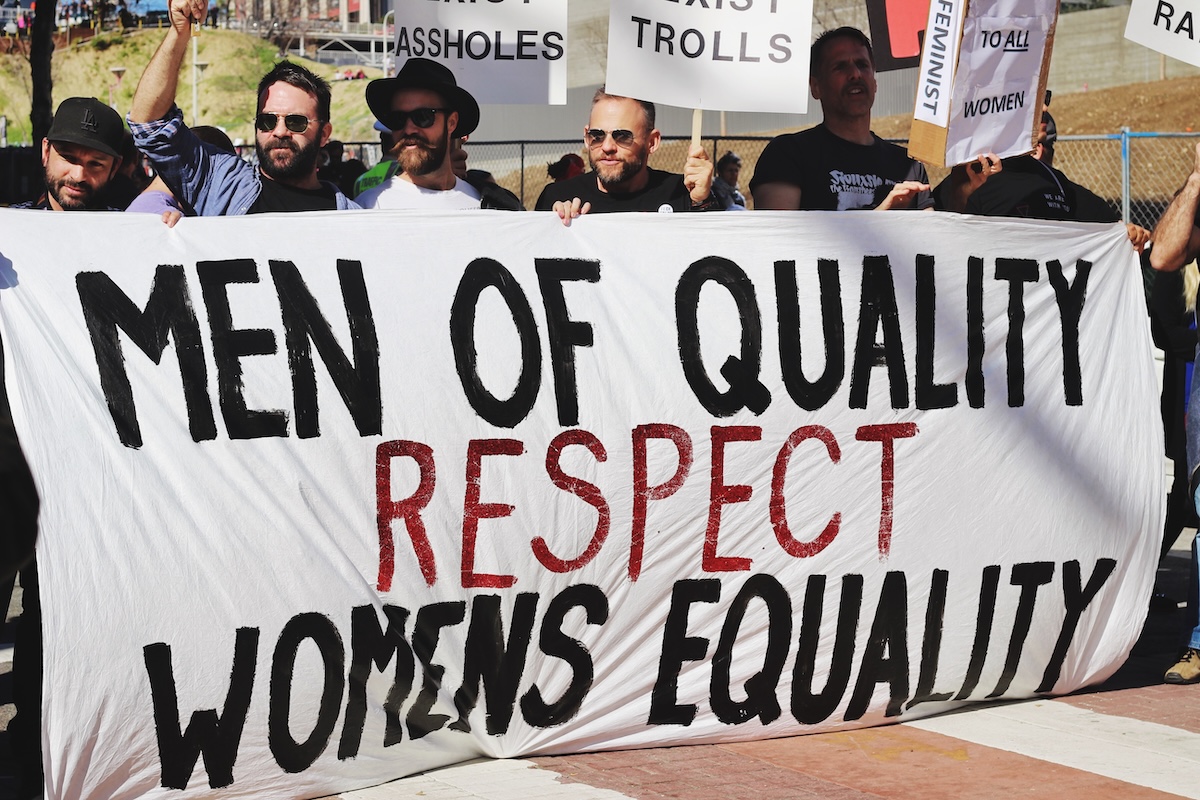 bărbați feminiști care protestează pentru egalitatea drepturilor