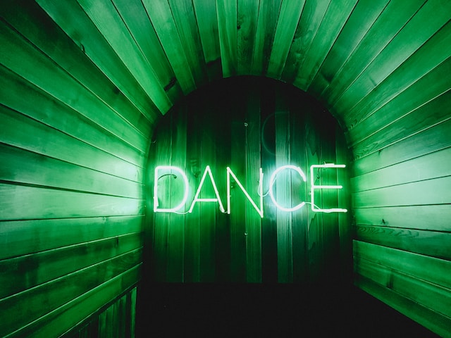 Scris „dance” din neon verde