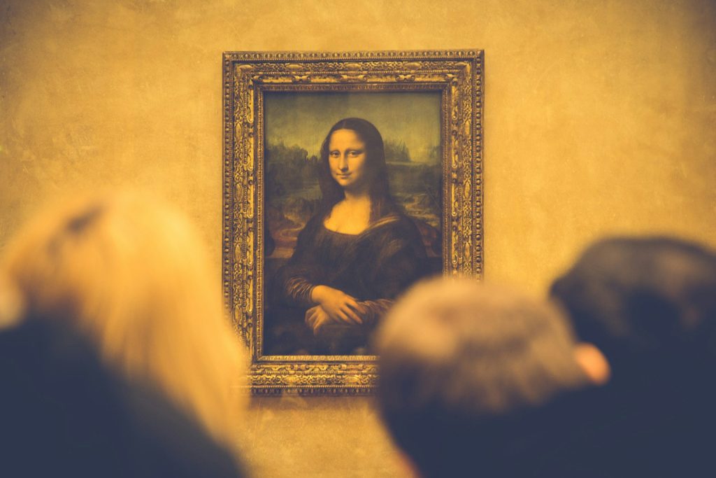 tabloul cu Mona Lisa într-un muzeu